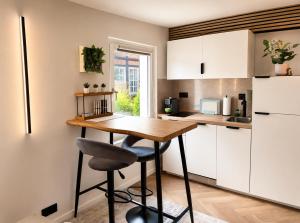 a small kitchen with a table and a refrigerator at Apartment am Innenstadtwall in Stadthagen