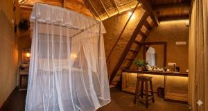 a bedroom with a white curtain in a room at Blue Mountain Cabana in Ella