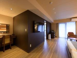 a hotel room with a large black wall at Atami Hotel Nagisakan in Atami