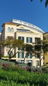 un edificio con un giardino antistante di Apartamentos Turisticos Avenue Park a Funchal