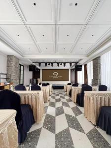 a room with tables and chairs and a projection screen at Q.pavilion hotel in Baihe +176 photos