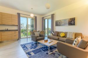 ein Wohnzimmer mit Sofa und Tisch in der Unterkunft Papiro Apart Hotel in Byblos