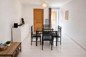 a kitchen and dining room with a table and chairs at L'Escale de Bonny in Bonny-sur-Loire