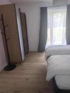 a bedroom with two beds and a window at Komfortables 2-Zimmer Apartment in Rinteln in Rinteln