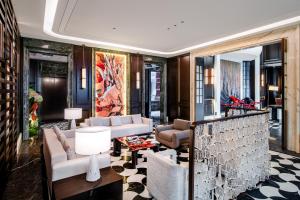 a living room with a couch and a table at Q.pavilion hotel in Baihe