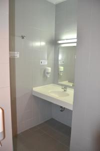 un baño con lavabo y espejo en HI Porto - Pousada de Juventude, en Oporto 26 fotos más