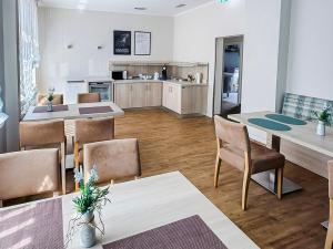 a kitchen and dining room with a table and chairs at Limok Rooms Nordenham in Nordenham