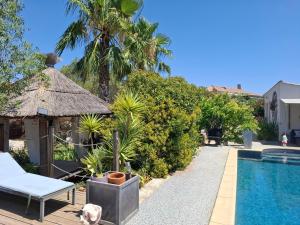 a backyard with a swimming pool and a villa at Entre Mer et Vignes in Nissan-lez-Enserune