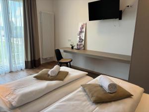 a hotel room with two beds and a desk at Motel Smart in Bogen