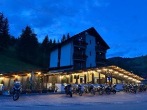 a group of motorcycles parked in front of a building at PENSIUNEA SKY HUB in Arieşeni