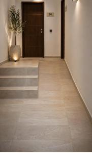 a hallway with a door and a tile floor at Odi Suite&Home in Maspalomas