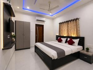 a bedroom with a bed and a television in it at Landmark Hotel in Jodhpur