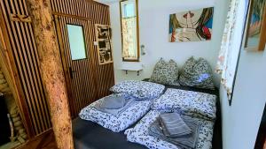 a bedroom with two twin beds in a room at Retreat în padure in Buchin