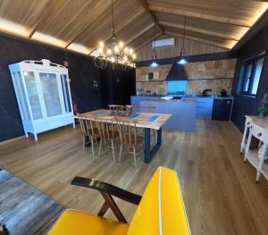 a kitchen and dining room with a table and chairs at RR Pico in São Mateus