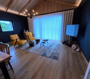 an aerial view of a living room with a table and chairs at RR Pico in São Mateus