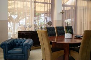 a dining room with a wooden table and chairs at Hotel ALS KARYSTOS in Karistos