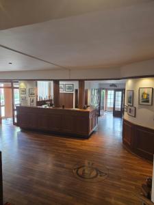 a large lobby with a large courtroomasteryasteryasteryasteryasteryasteryasteryasteryastery at Hotel zur Post in Lüdinghausen
