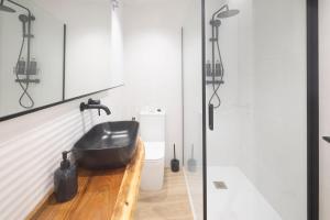 a bathroom with a black sink and a shower at El Rincón de Julia in Carrión de los Condes +24 photos