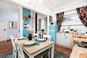a kitchen and dining room with a table and chairs at Pokoje w Starej Karczmie - Free Parking - by Upstairs in Liszki