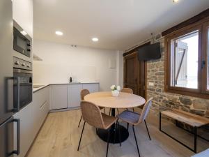 a kitchen and dining room with a table and chairs at mu APARTAMENTOS RURALES in Albella +7 photos