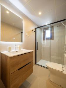 a bathroom with a sink and a shower at mu APARTAMENTOS RURALES in Albella