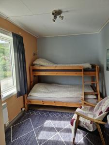 two bunk beds in a room with a window at Skorovas Fjellstue in Namsskogan
