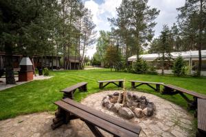 a picnic table and a fire pit in a park at Osada nad Wdą w Borsku in Borsk