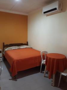 Een bed of bedden in een kamer bij Hostal Bolivia