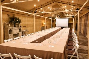 a long row of tables in a room with a screen at Hotel & Spa La Salve in Torrijos +55 photos