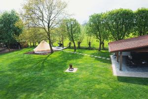 an aerial view of a yard with a tent at B&B 't Hoogste Kamers en Glamping in Bornem