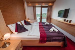 A bed or beds in a room at Hotel Corvus Aqua