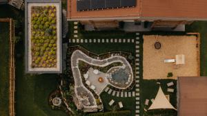 an overhead view of a garden with an elephant at FRÄULEIN NANNERL - Boutique Apart mit Saunahaus in Gerlos