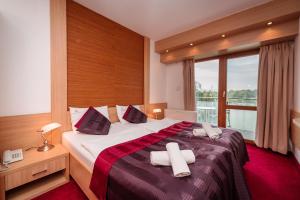 A bed or beds in a room at Hotel Corvus Aqua