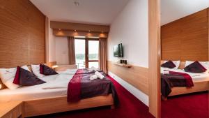 A bed or beds in a room at Hotel Corvus Aqua