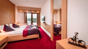 A bed or beds in a room at Hotel Corvus Aqua