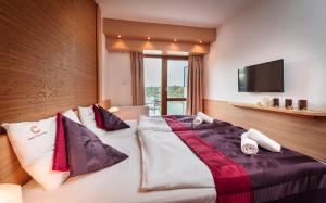 A bed or beds in a room at Hotel Corvus Aqua