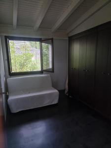 a room with a white bed and a window at Gästezimmer in einen Einfamilienhaus in Rudolfstetten
