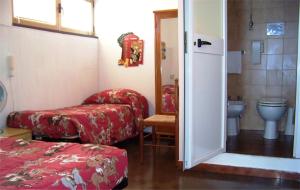 Camera piccola con letto e servizi igienici. di Albergo La Lampara a Deiva Marina