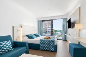 a hotel room with a bed and a couch at Hotel Luxor in Playa de Palma