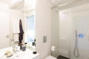 Un baño con ducha, inodoro y lavabo. en MSC Flats - Comercio do Porto, en Oporto 25 fotos más