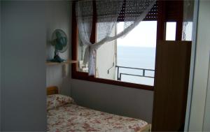una camera da letto con finestra e letto di fronte di Albergo La Lampara a Deiva Marina