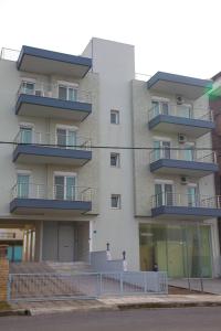 un edificio con balcones en un lateral en Apartments Holiday en Perea