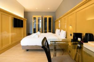 a bedroom with a bed and a glass table at Les Nuits in Antwerp