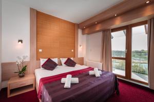 A bed or beds in a room at Hotel Corvus Aqua