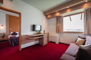 A television and/or entertainment centre at Hotel Corvus Aqua