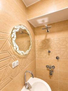 a bathroom with a sink and a mirror at Anuket House in Naj‘ al Maḩaţţah