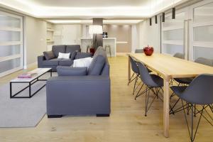 sala de estar con sofá azul y mesa en Bella Easo 3 by FeelFree Rentals, en San Sebastián