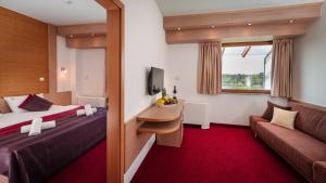 A bed or beds in a room at Hotel Corvus Aqua