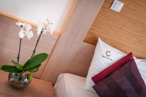 A bed or beds in a room at Hotel Corvus Aqua