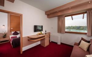 A television and/or entertainment centre at Hotel Corvus Aqua